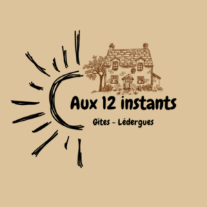 Logo du gîte "Aux 12 instants" à Lédergues, avec illustration d'une maison en pierre, un arbre et un soleil stylisé.