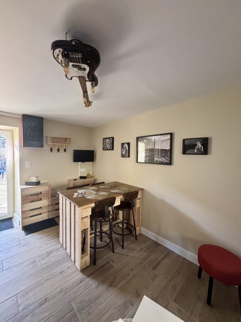 gîte avec piscine éclairée, terrain de pétanque, espace loisirs en Aveyron – Aux 12 instants