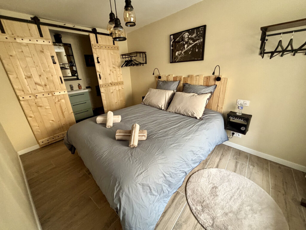 gîte avec piscine éclairée, terrain de pétanque, espace loisirs en Aveyron – Aux 12 instants